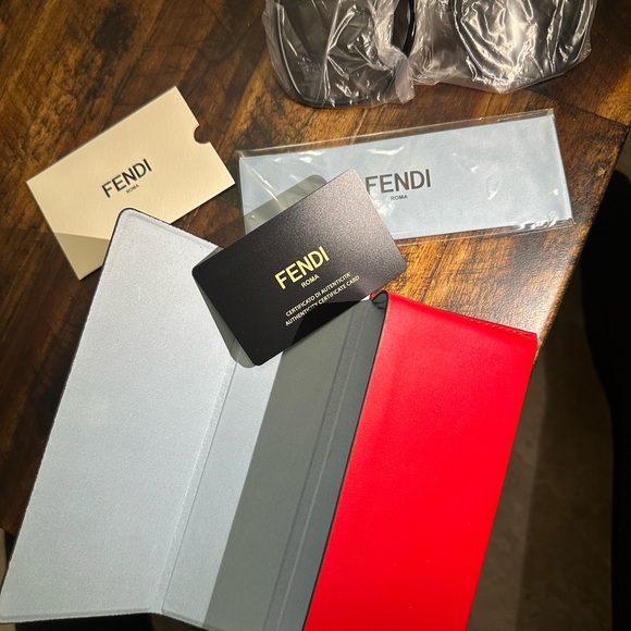 Fendi Oversized Sunglasses - Picture 3 of 10